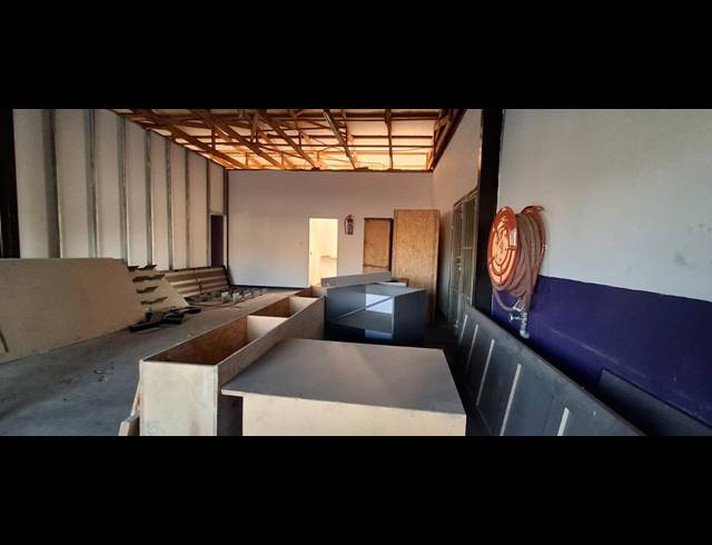 1,265M² BUILDING FOR SALE IN APEX